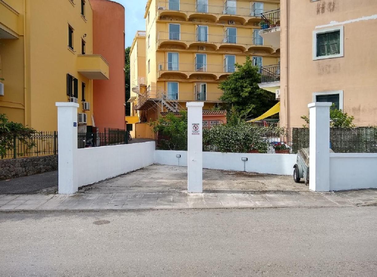The Bluehouse - Spacious Top Floor Flat With Parking, By Mon Repos Beach Corfu  Экстерьер фото
